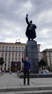ch halte mich gerne auf dem zentralen Lenin-Platz auf - obwohl es hier keinerlei Sitzgelegenheiten gibt, lädt der Ort dazu ein, ausführlich über die Geschichte nachzudenken.