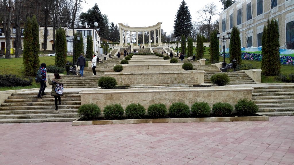Kislovodsk beherbergt eigenen Angaben zufolge den zweitgrößten Park Europas. Hier befindet sich einer der Zugänge.