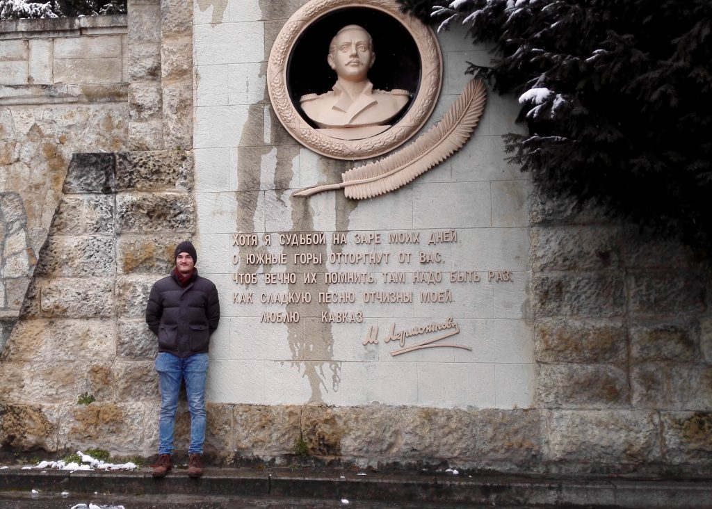 Ein Denkmal für den berühmten Dichter der Romantik. M. Ju. Lermontov. Er verbrachte aufgrund von Verbannung einige Zeit im Kaukasus.
